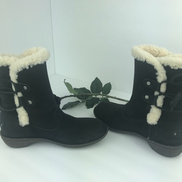 UGG Akadia Boots - Picture 5 of 11